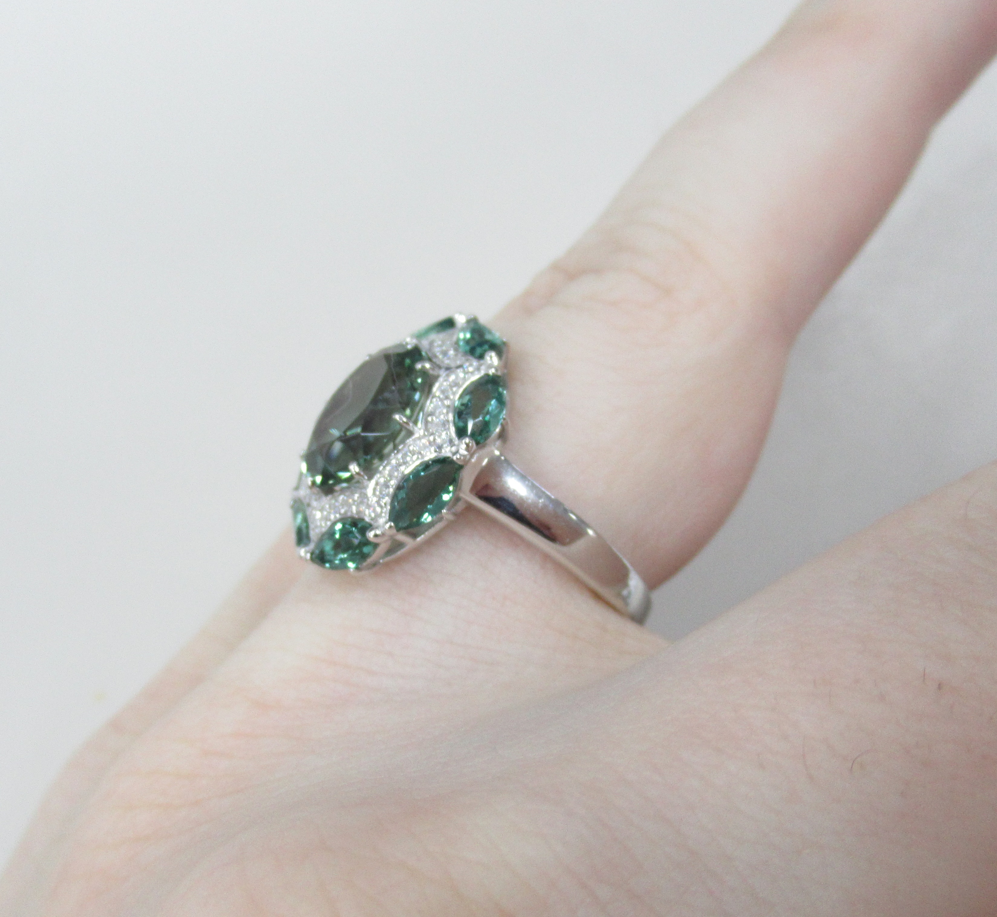 Серебряное кольцо с празиолитами